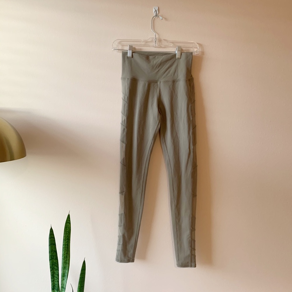 Alo Yoga mid rise beige mesh legging 7/8